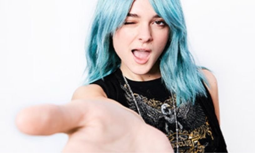 Charlotte Lawrence disfrutando su pelo azúl